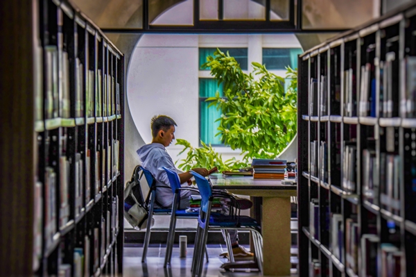 "最美阅读身影"主题摄影展在图书馆开展